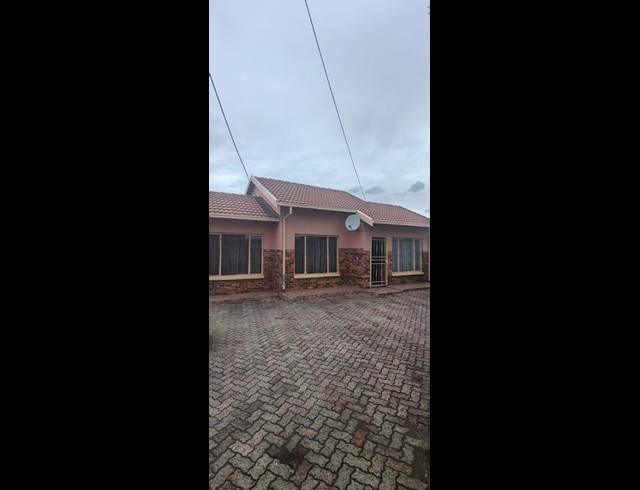 2 BEDROOM HOUSE FOR SALE IN BOITEKONG EXT 3